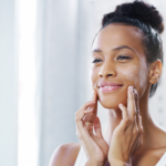 Lawrence Aseba Tipo destaca os principais sinais na pele que podem indicar problemas de saúde mais profundos.