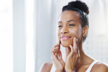 Lawrence Aseba Tipo destaca os principais sinais na pele que podem indicar problemas de saúde mais profundos.