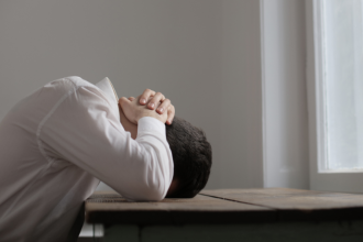 Alexandre Costa Pedrosa explica como o estresse crônico impacta o corpo e o que fazer para restaurar o equilíbrio físico e mental.