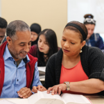 EJA em queda no Brasil: Sérgio Bento De Araújo analisa o que afasta o aluno adulto e quais estratégias podem reverter esse cenário com educação mais acessível.