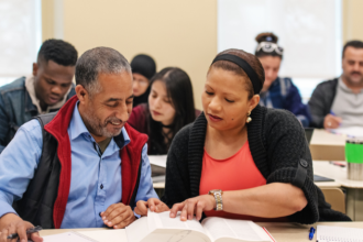 EJA em queda no Brasil: Sérgio Bento De Araújo analisa o que afasta o aluno adulto e quais estratégias podem reverter esse cenário com educação mais acessível.