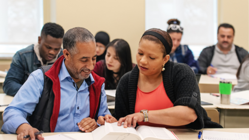 EJA em queda no Brasil: Sérgio Bento De Araújo analisa o que afasta o aluno adulto e quais estratégias podem reverter esse cenário com educação mais acessível.