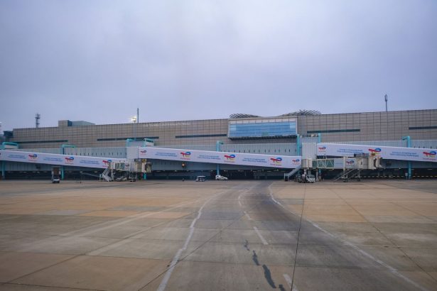 Terminal de aeroporto com pontes de embarque conectadas a aeronaves na área de pista