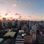 Vista aérea do bairro Meireles, em Fortaleza, com a orla urbana ao entardecer.